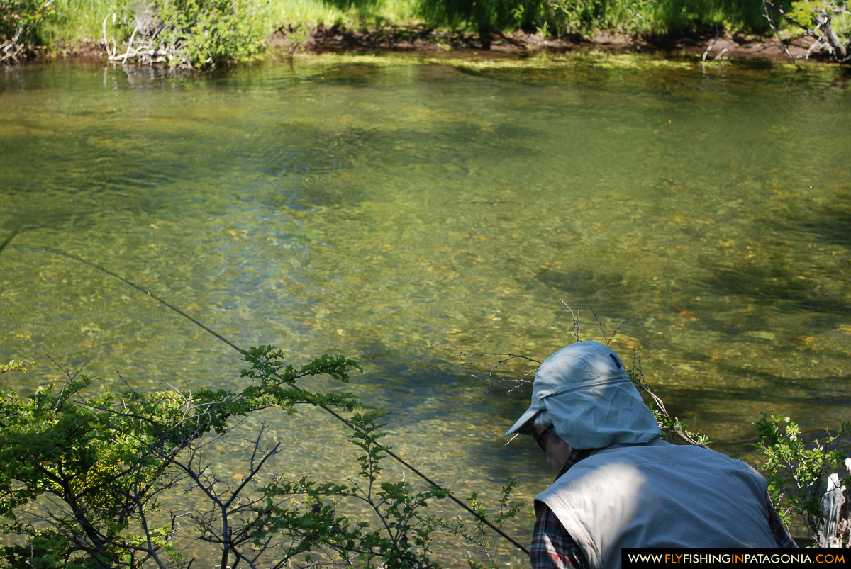 Angler sight-fishing into a transparent Huaca Mamuil pool